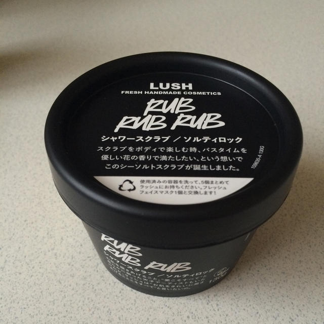 LUSH(ラッシュ)の新品！LUSH＊シャワースクラブ コスメ/美容のボディケア(ボディスクラブ)の商品写真