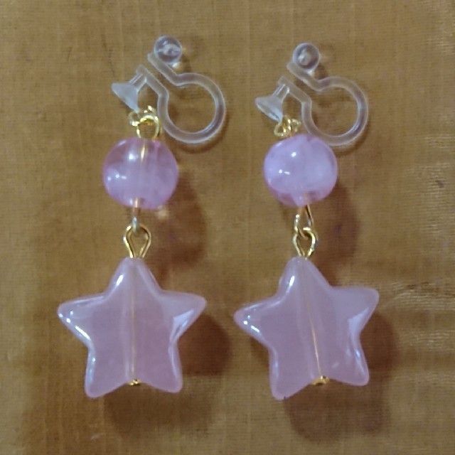 ピンクのビーズ×星のチャームがカワイイノンホールピアスイヤリング ハンドメイドのアクセサリー(イヤリング)の商品写真