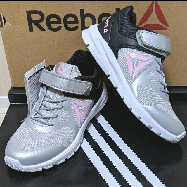 Reebok(リーボック)のReebok　スニーカー　ランニングシューズ　運動靴　軽い キッズ/ベビー/マタニティのキッズ靴/シューズ(15cm~)(スニーカー)の商品写真