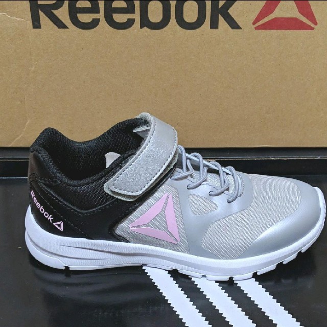 Reebok(リーボック)のReebok　スニーカー　ランニングシューズ　運動靴　軽い キッズ/ベビー/マタニティのキッズ靴/シューズ(15cm~)(スニーカー)の商品写真