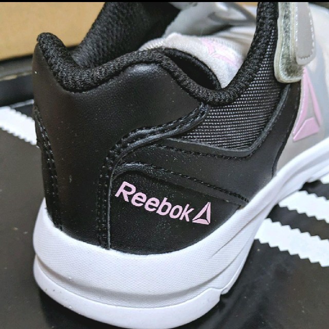 Reebok(リーボック)のReebok　スニーカー　ランニングシューズ　運動靴　軽い キッズ/ベビー/マタニティのキッズ靴/シューズ(15cm~)(スニーカー)の商品写真