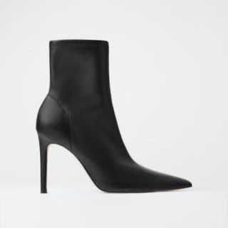 ザラ(ZARA)の黒ショートブーツ　ZARA （現在販売中のもの）(ブーツ)