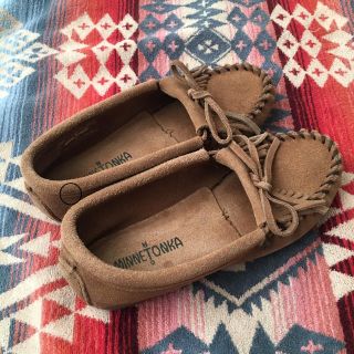 ミネトンカ(Minnetonka)のMINNETONKA ミネトンカキッズ　スエードモカシン(スリッポン)