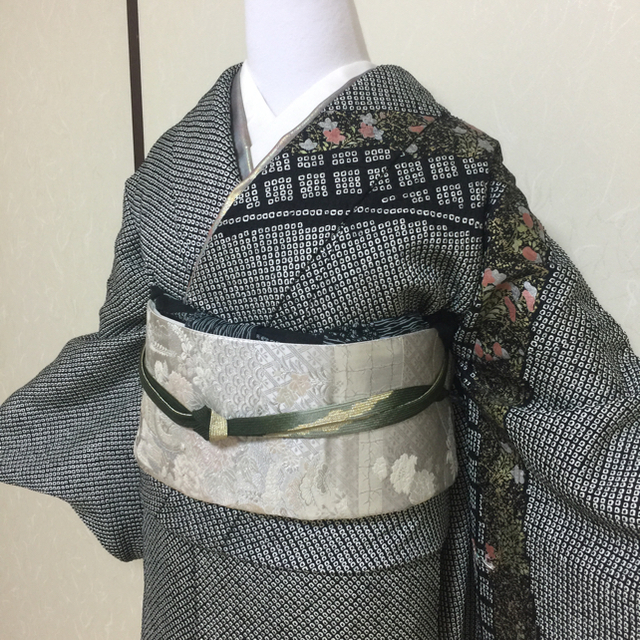 背の高い方必見！《総絞り•刺繍》粋なモノトーンの総絞り訪問着セット レディースの水着/浴衣(着物)の商品写真