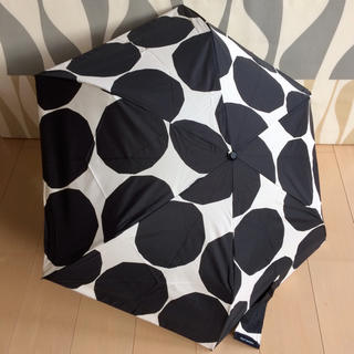 マリメッコ(marimekko)の新品 マリメッコ 折りたたみ傘 ギヴェット KIVET ブラック(傘)