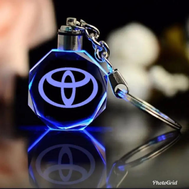 トヨタ(トヨタ)のTOYOTA クリスタル　LEDキーホルダー　送料込み 自動車/バイクの自動車(車内アクセサリ)の商品写真
