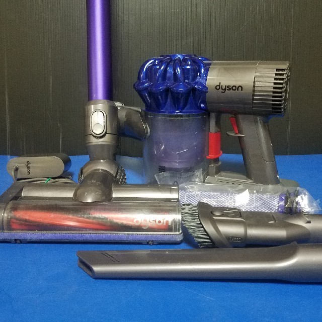 Dyson(ダイソン)の年末の大掃除はdysonで！DC62サイクロン式 コードレススティッククリーナー スマホ/家電/カメラの生活家電(掃除機)の商品写真