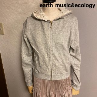 アースミュージックアンドエコロジー(earth music & ecology)の【earth music&ecology】アース グレー　フードレース　パーカー(パーカー)