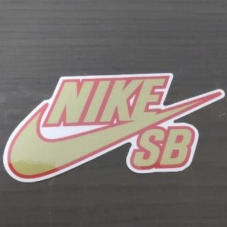 ナイキ(NIKE)の「縦7.8cm横15.3cm」NIKESBレアステッカー　ゴールド✖レッド(その他)