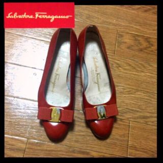 サルヴァトーレフェラガモ(Salvatore Ferragamo)の正規本物フェラガモヴァラレッド赤パンプス(ハイヒール/パンプス)