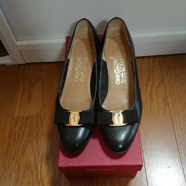 送料込Ferragamoフェラガモ パンプスVARAヴァラ 7.5黒 贅沢屋の