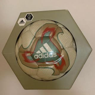 アディダス(adidas)の2002年　FIFA 日韓ワールドカップ　公式試合球(5号球)の新品未使用未開封(記念品/関連グッズ)