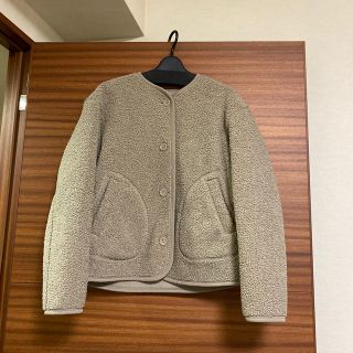 ユニクロ(UNIQLO)の　UNIQLO ボアフリース ノーカラージャケット(ノーカラージャケット)