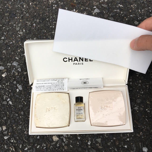 CHANEL(シャネル)のchanel 石鹸 香水付き シャネル ナンバーファイブ コスメ/美容のボディケア(ボディソープ/石鹸)の商品写真