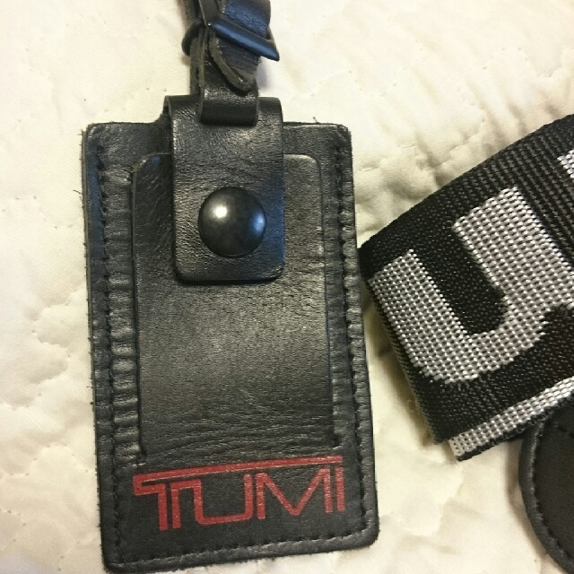 TUMI(トゥミ)のTUMIのラゲッジタグとトラベルケースベルト インテリア/住まい/日用品の日用品/生活雑貨/旅行(旅行用品)の商品写真