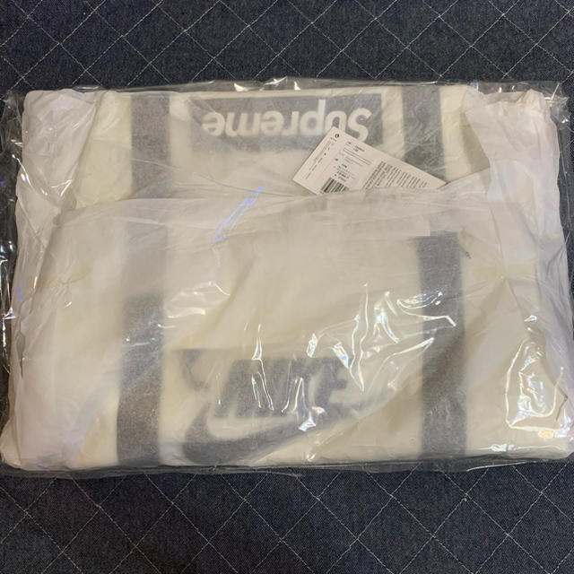 Supreme(シュプリーム)のSupreme Nike Leather Duffle Bag White メンズのバッグ(ボストンバッグ)の商品写真