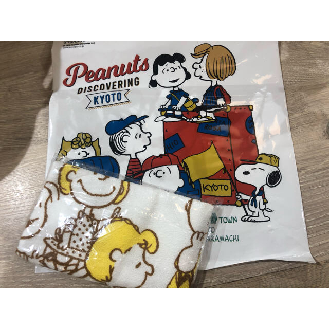 SNOOPY(スヌーピー)の限定★スヌーピータウン京都　ノベルティタオル エンタメ/ホビーのおもちゃ/ぬいぐるみ(キャラクターグッズ)の商品写真