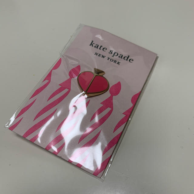 kate spade new york(ケイトスペードニューヨーク)の新品未使用♡ケイトスペード　バッジ レディースのファッション小物(その他)の商品写真