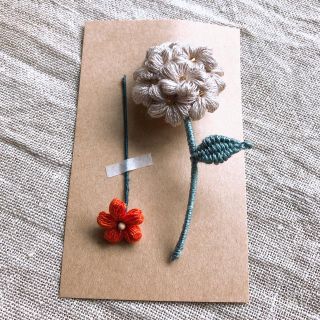 お花のブローチ　立体刺繍ブローチ(コサージュ/ブローチ)