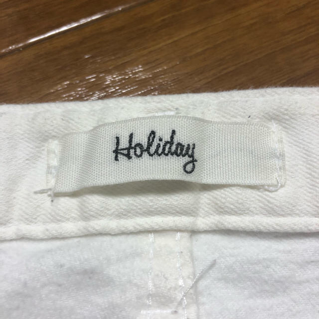 holiday(ホリデイ)のHoliday スキニー　ダメージ　ホワイト　デニム  レディースのパンツ(スキニーパンツ)の商品写真