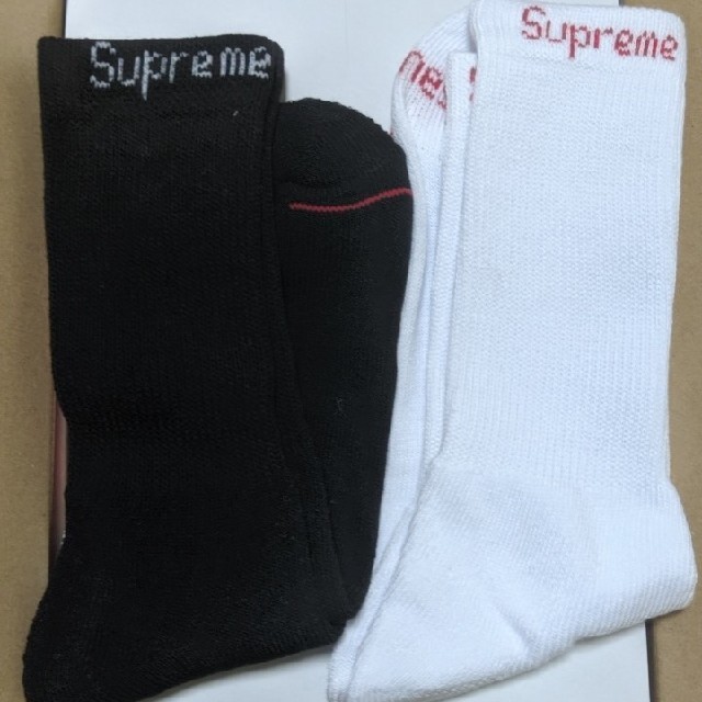 Supreme(シュプリーム)のSupreme Hanes Crew Socks 靴下 白と黒の2足セット メンズのレッグウェア(ソックス)の商品写真