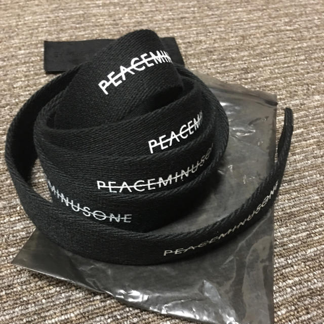 PEACEMINUSONE(ピースマイナスワン)のジヨン愛用PMO ベルト　多文字　黒 エンタメ/ホビーのタレントグッズ(アイドルグッズ)の商品写真