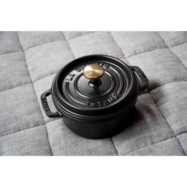 STAUB(ストウブ)の美品 ストウブ ピコ・ココット ラウンド 12cm ブラック STAUB インテリア/住まい/日用品のキッチン/食器(鍋/フライパン)の商品写真