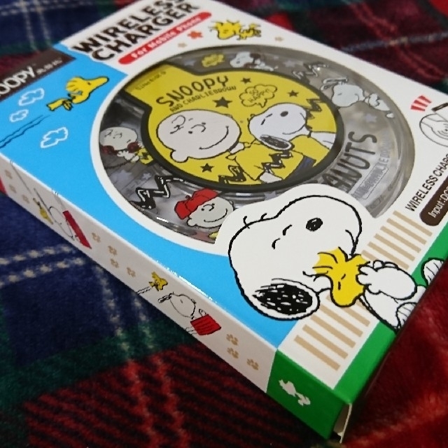 SNOOPY(スヌーピー)の【クリスマス限定】大人気スヌーピーの"ワイヤレス・スマホチャージャー" (黄) スマホ/家電/カメラのスマートフォン/携帯電話(バッテリー/充電器)の商品写真