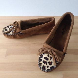 ミネトンカ(Minnetonka)のminnetonka / leopard kilty moc / 22.5cm(スリッポン/モカシン)