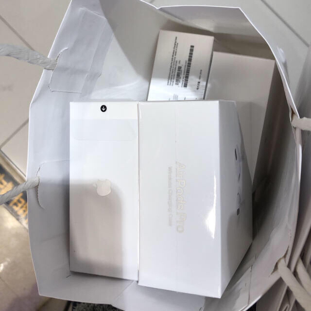 Apple(アップル)のApple Airpods Pro 極美品　正規品　開封済み　即日発送 スマホ/家電/カメラのオーディオ機器(ヘッドフォン/イヤフォン)の商品写真