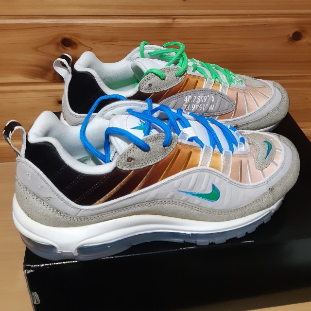 NIKE(ナイキ)のNIKE　美品　エアマックス98 ON AIR NYC　27cm メンズの靴/シューズ(スニーカー)の商品写真