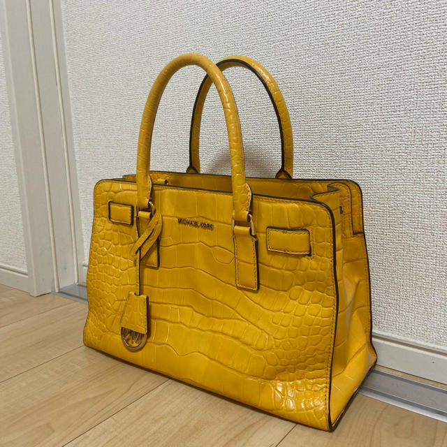 Michael Kors(マイケルコース)のマイケルコース　クロコダイル　イエロー　子供が産まれクローゼット整理の為値下げ レディースのバッグ(ショルダーバッグ)の商品写真