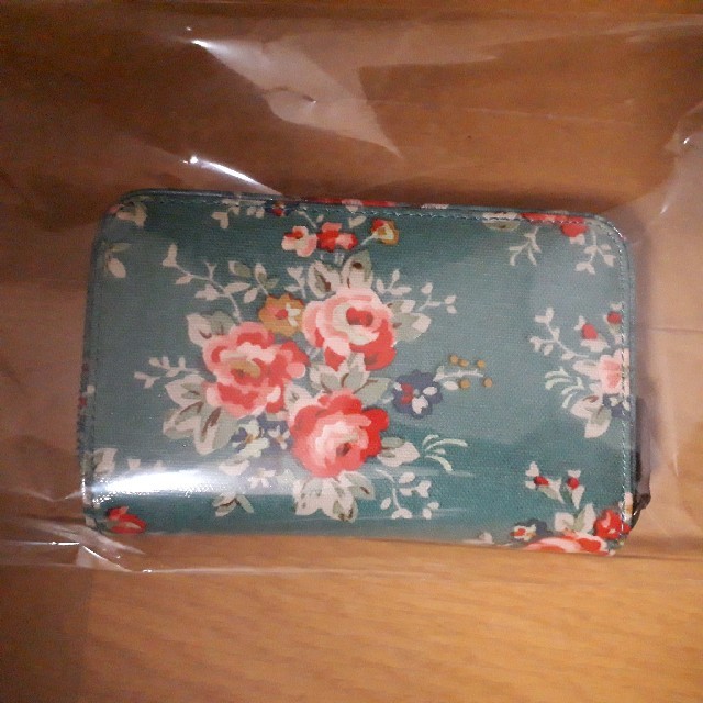 Cath Kidston(キャスキッドソン)のあめりぃ様専用　キャスキッドソン　花柄　二つ折財布　新品・未使用 レディースのファッション小物(財布)の商品写真