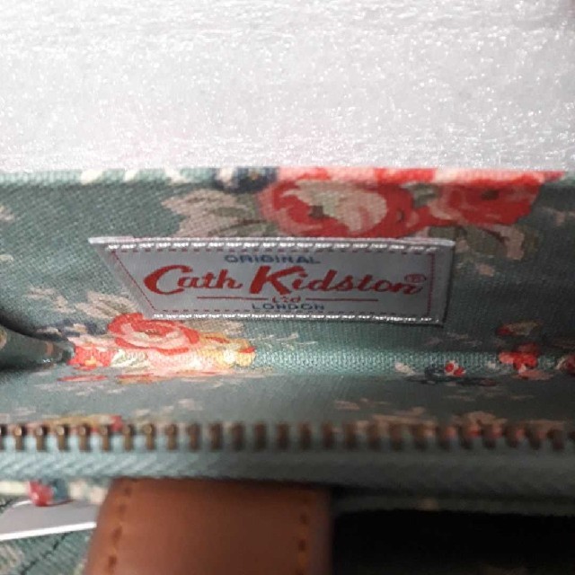 Cath Kidston(キャスキッドソン)のあめりぃ様専用　キャスキッドソン　花柄　二つ折財布　新品・未使用 レディースのファッション小物(財布)の商品写真