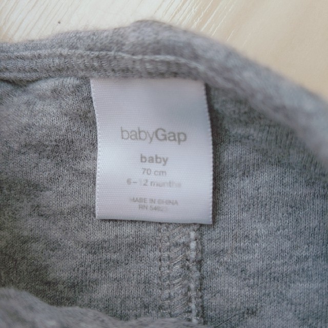 babyGAP(ベビーギャップ)のBabyGAPグレーオーバーオール70 キッズ/ベビー/マタニティのベビー服(~85cm)(カバーオール)の商品写真