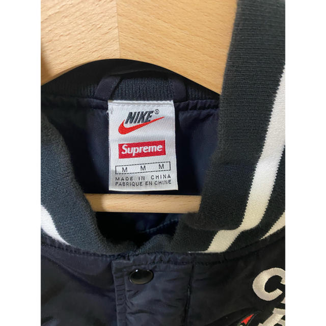 Supreme(シュプリーム)のSUPREME x NIKE メンズのジャケット/アウター(スタジャン)の商品写真