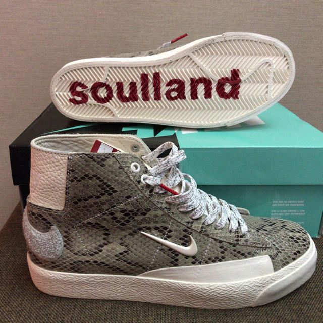 NIKE(ナイキ)のNIKE SB BLAZER MID QS SOULLAND FRI.DAY メンズの靴/シューズ(スニーカー)の商品写真