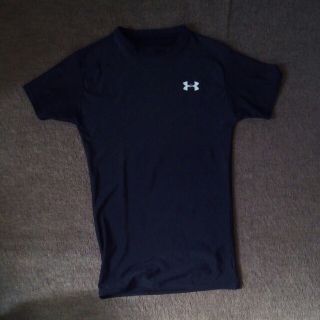 アンダーアーマー(UNDER ARMOUR)のアンダーアーマー　Tシャツ　丸首　黒　フリーサイズ(Tシャツ/カットソー(半袖/袖なし))