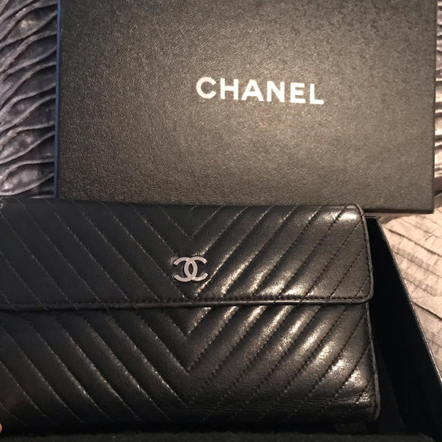 CHANEL(シャネル)のシャネル　黒　長財布　シェブロン　 レディースのファッション小物(財布)の商品写真