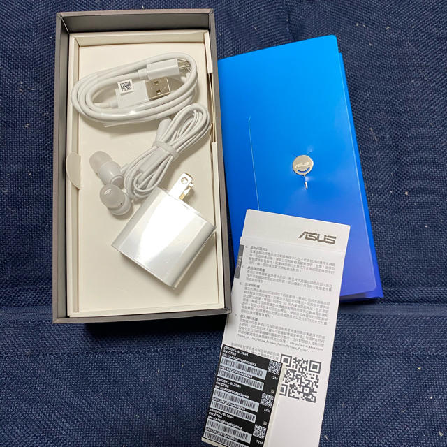 ASUS(エイスース)のほぼ新品 SIMフリースマホ ASUS zenfone max m2 シルバー スマホ/家電/カメラのスマートフォン/携帯電話(スマートフォン本体)の商品写真