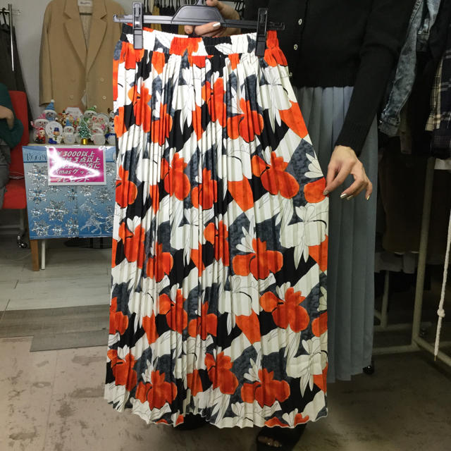 オレンジ×白 花柄プリーツロングスカート  レディースのスカート(ロングスカート)の商品写真