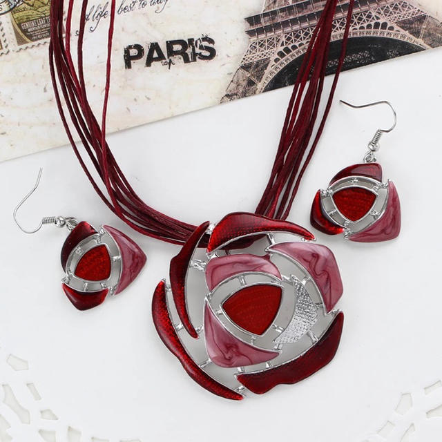 【プレゼント】ネックレス &ピアス セット　赤 レディースのアクセサリー(ネックレス)の商品写真