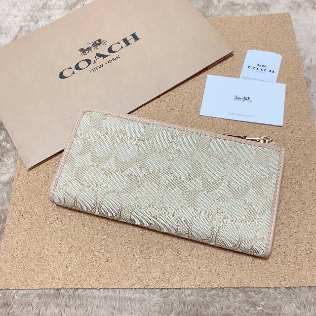 COACH(コーチ)の最新モデル　新品　COACH　長財布　ヴィンテージ　シグネチャー　ピンクベージュ レディースのファッション小物(財布)の商品写真