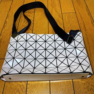 イッセイミヤケ(ISSEY MIYAKE)のバオバオ　イッセイミヤケ　マチ5cm   定番ホワイトショルダーバッグ👜(ショルダーバッグ)