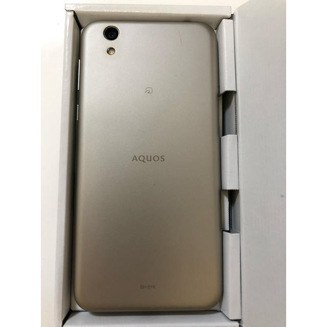 AQUOS(アクオス)のAQUOS sence SH-01K (docomo) スマホ/家電/カメラのスマートフォン/携帯電話(スマートフォン本体)の商品写真