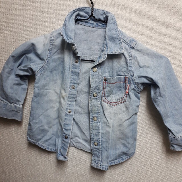 BeBe(ベベ)のデニムシャツ　サイズ90 キッズ キッズ/ベビー/マタニティのキッズ服男の子用(90cm~)(Tシャツ/カットソー)の商品写真