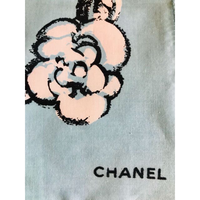 CHANEL(シャネル)の新品未使用 CHANEL シャネルスカーフ 水色 上質 高級 レディース ギフト レディースのファッション小物(バンダナ/スカーフ)の商品写真