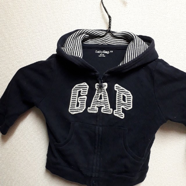 babyGAP(ベビーギャップ)のGAP　ベビー　パーカー　紺色　サイズ60 キッズ/ベビー/マタニティのベビー服(~85cm)(ジャケット/コート)の商品写真