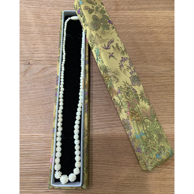 ネックレス　精密　彫刻　象牙色　上品　花型　アンティーク レディースのアクセサリー(ネックレス)の商品写真