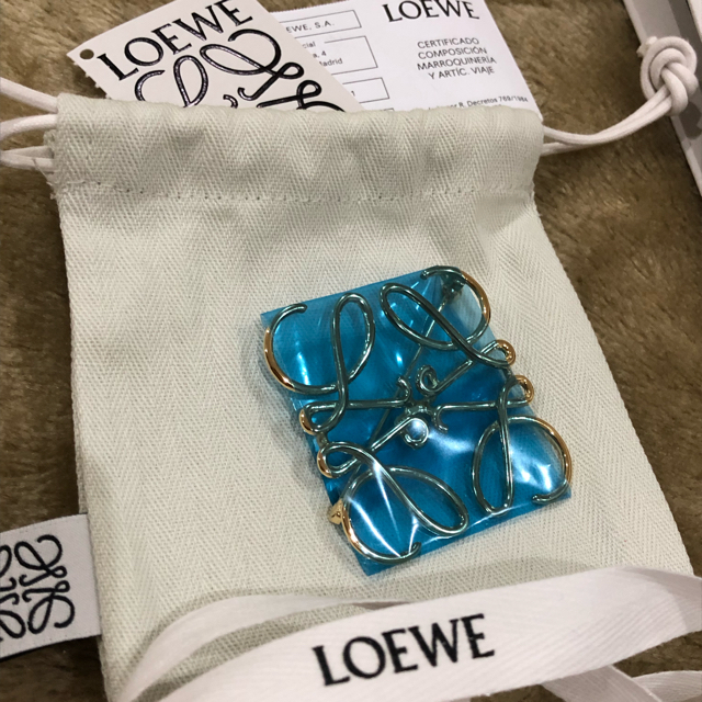 LOEWE - 【新品未使用】LOEWE ロエベ ブローチ アナグラム ゴールドの通販 by ★まつこ｜ロエベならラクマ